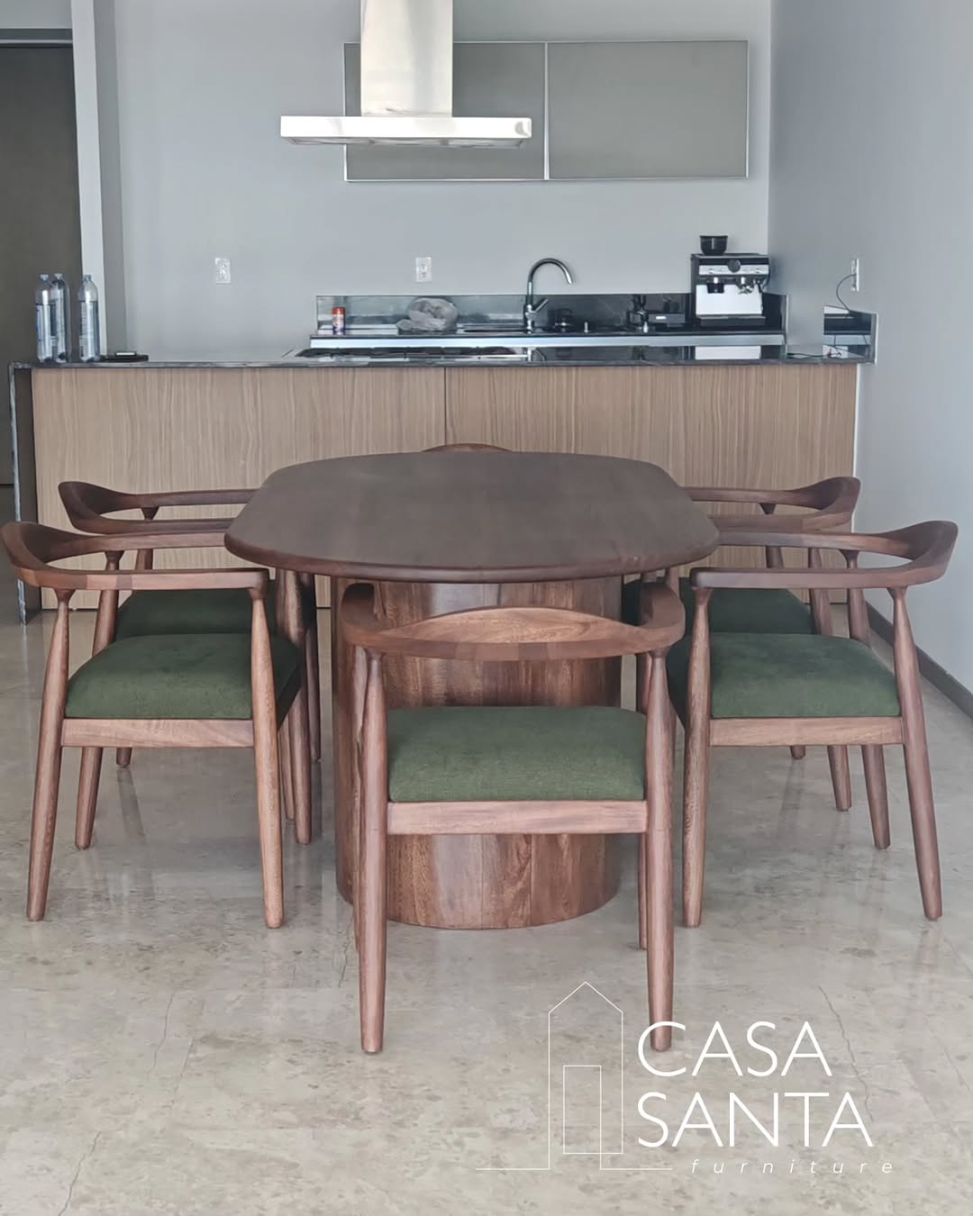 Silla de diseño artesanal con acabado natural