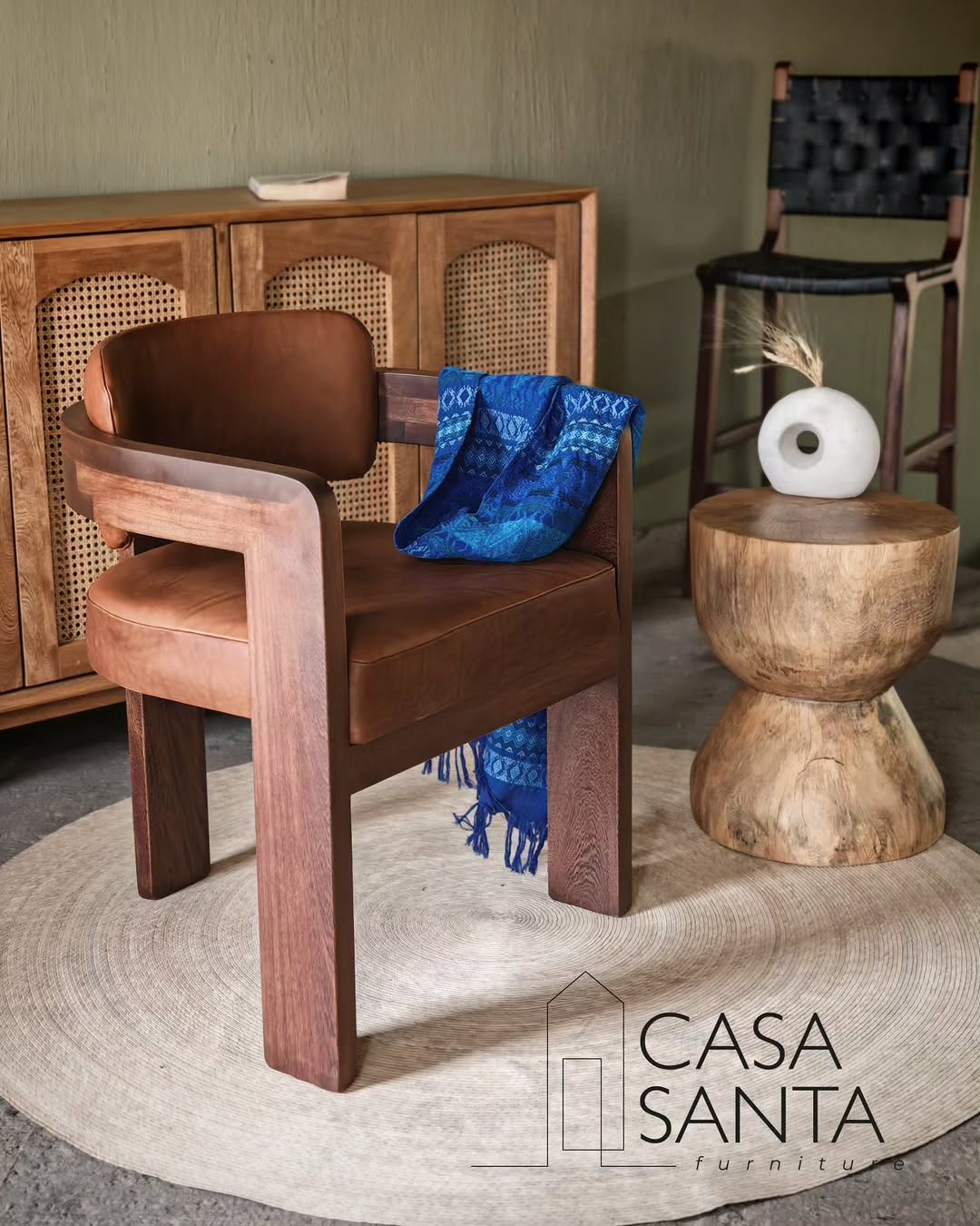 Detalle artesanal de mueble de madera en taller Casa Santa